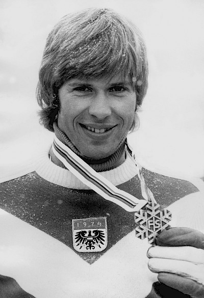 Der liebe Gott hat bei der Verteilung von Begabungen Hansi Hinterseer besonders bedacht: Hinterseer ist ein ausgezeichneter Skifahrer, hat ein Golf-Handicap im einstelligen Bereich, war ein Fußballspieler und schwingt exzellent den Tennisschläger. Nach seiner sportlichen Laufbahn wurde er Schauspieler, Entertainer und Sänger. Er ist im deutschsprachigen Raum einer der beliebtesten Schlagersänger. 1974 gewann er WM-Silber im Slalom, siegte beim Hahnenkamm-Rennen und wurde in den Jahren 1981 und 1982 Profi-Weltmeister.