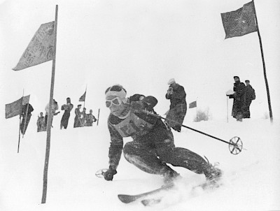 Karl Koller gewann die Hahnenkamm-Kombination 1946. Er war der Gründer der Skischule "Rote Teufel" und Protagonist für Kurzski.