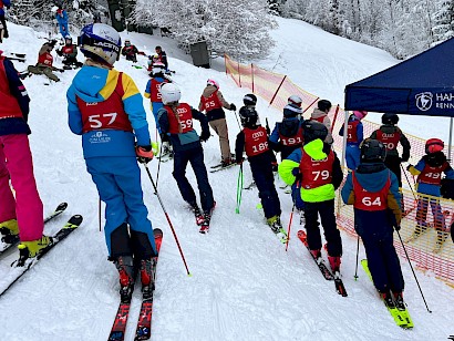 Erfolgreicher Schülerskitag mit 289 Teilnehmern Erfolgreicher Schülerskitag mit 289 Teilnehmern