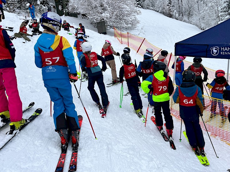 Erfolgreicher Schülerskitag mit 289 Teilnehmern Erfolgreicher Schülerskitag mit 289 Teilnehmern
